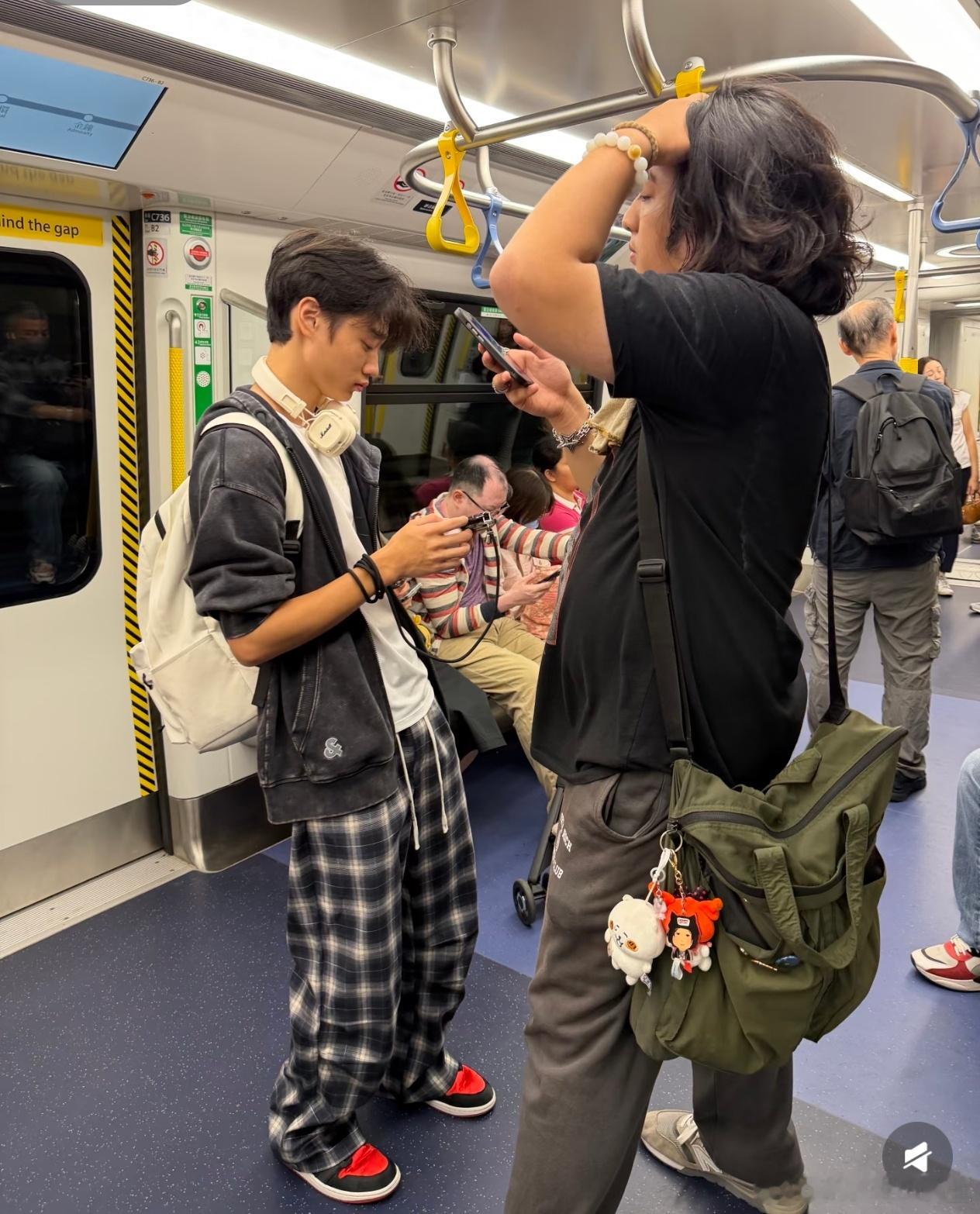 香港地铁偶遇费曼杨阳洋地铁偶遇费曼杨阳洋香港地铁偶遇费曼杨阳洋，杨阳洋打扮好潮