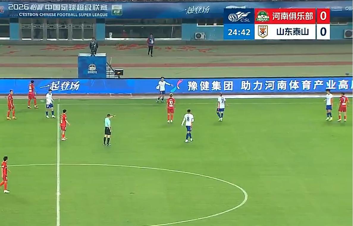 建议现场的河南建业球迷，不要每一次裁判把球权判给泰山队就起哄不满。足球这个事吧