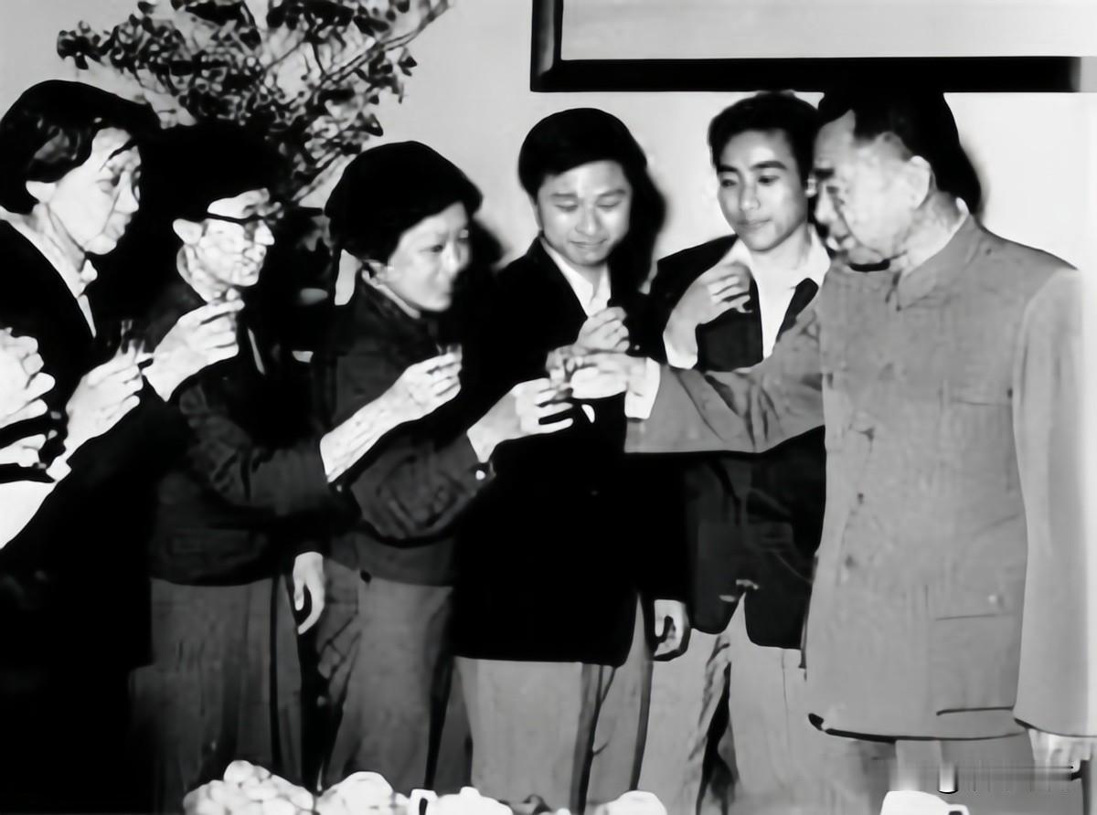 🍁1963年4月，根据“南京路上好八连”真实事迹改编的话剧《霓虹灯下的哨兵》引