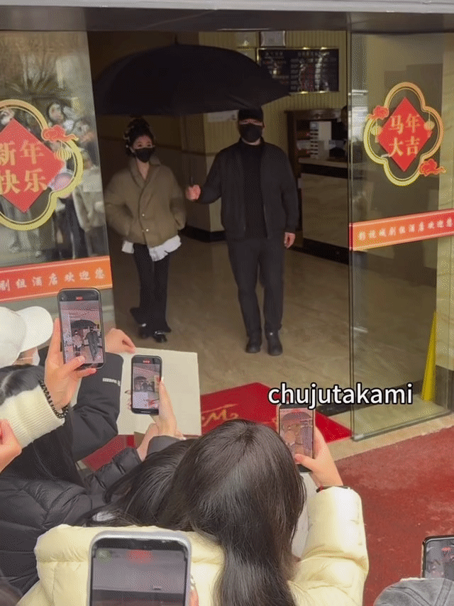 两个人都被伞吓到了好搞笑