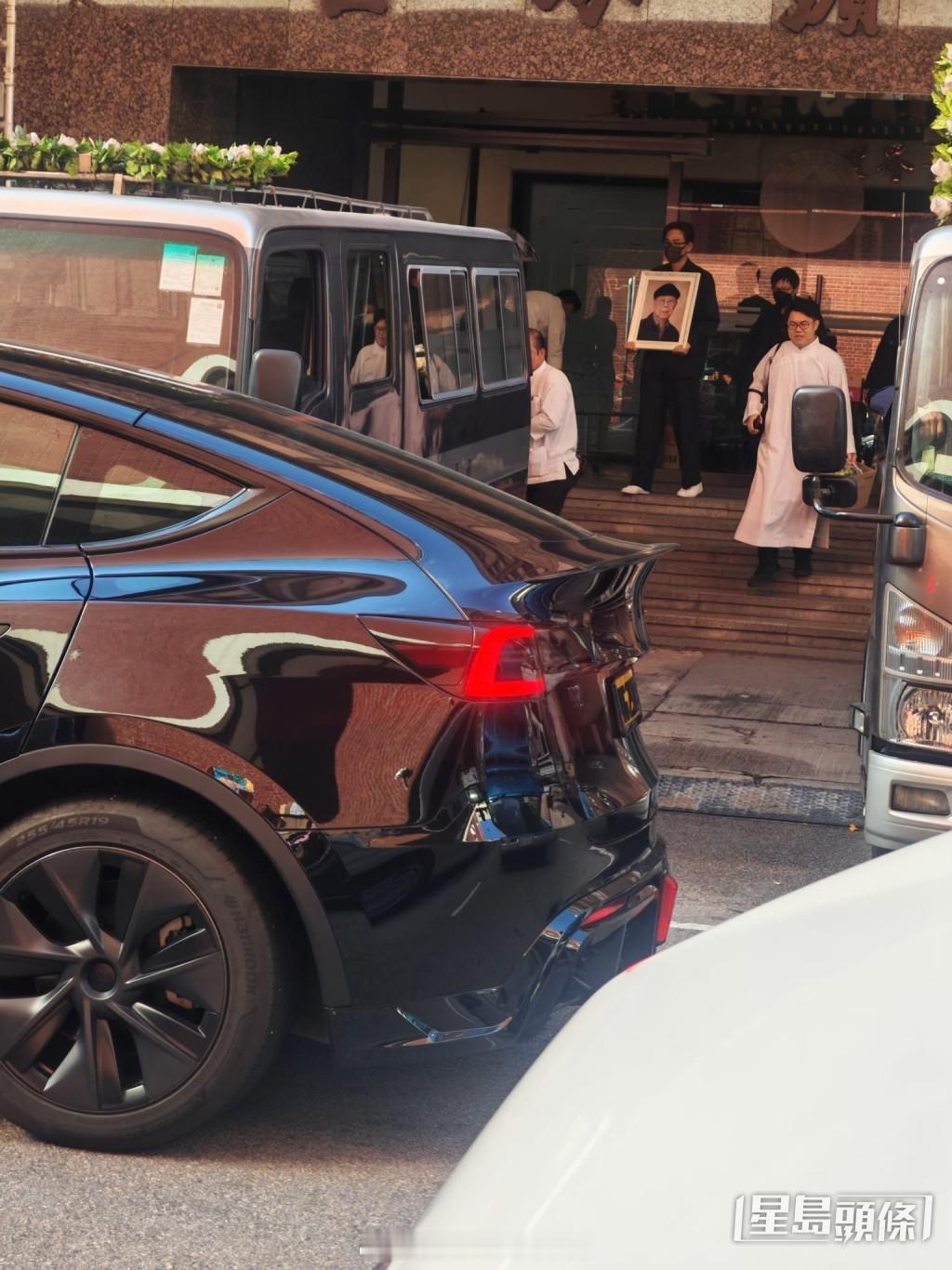 马国明父亲离世今晨低调举殡汤洛雯细心照顾奶奶两度合十致意|星岛头条马国明曾