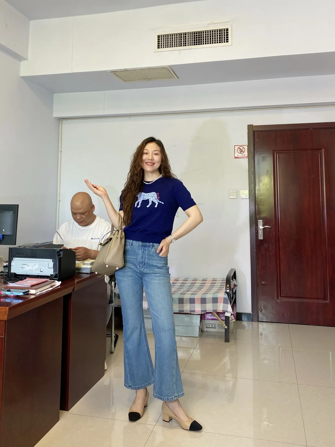 牛仔裤+小上衣，简简单单就很好看！