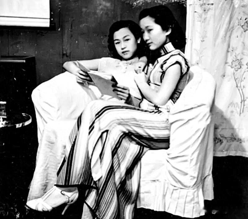 三凤出生于1877年，与姐姐二凤出身同一没落官宦门第，是清末八大胡同极具风情的名