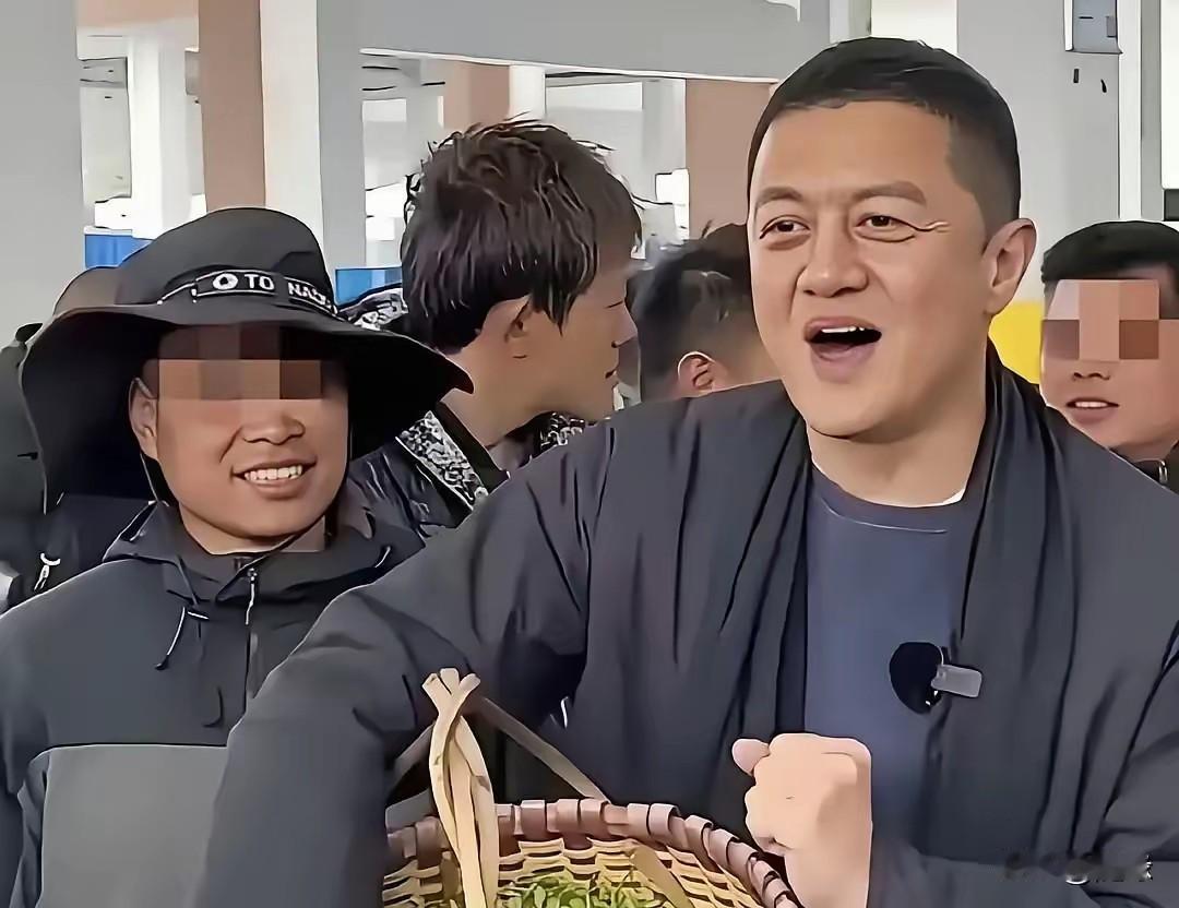 李亚鹏和董与辉直播间截然不同！前者直播时，用情怀打动你的心，让你心甘情愿为情怀