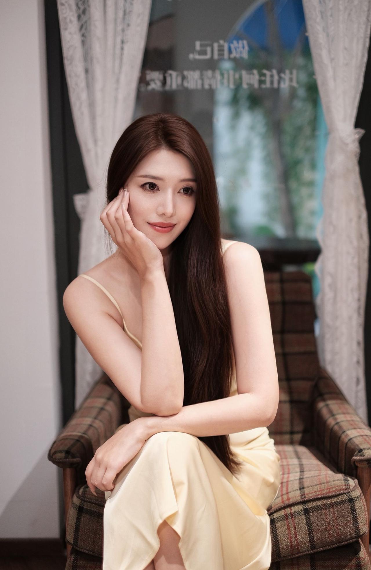 女人味十足，体现在哪里柔光漫过缎面裙身，温柔的米黄自带复古氛围感。长发漫落，于旧