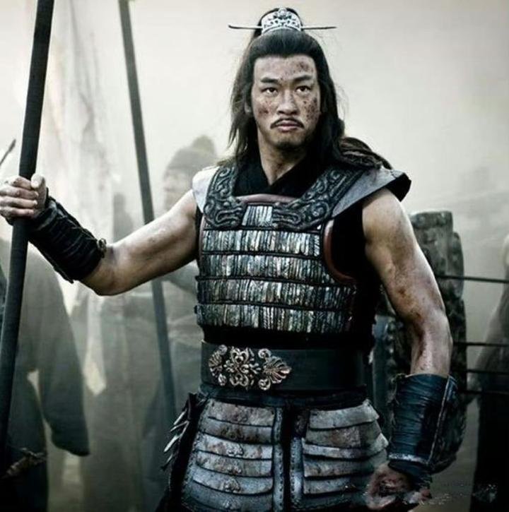 真没想到，当年演的霸王现在还能被大家记着。那身几十斤重的铠甲，穿上就像背了个人，