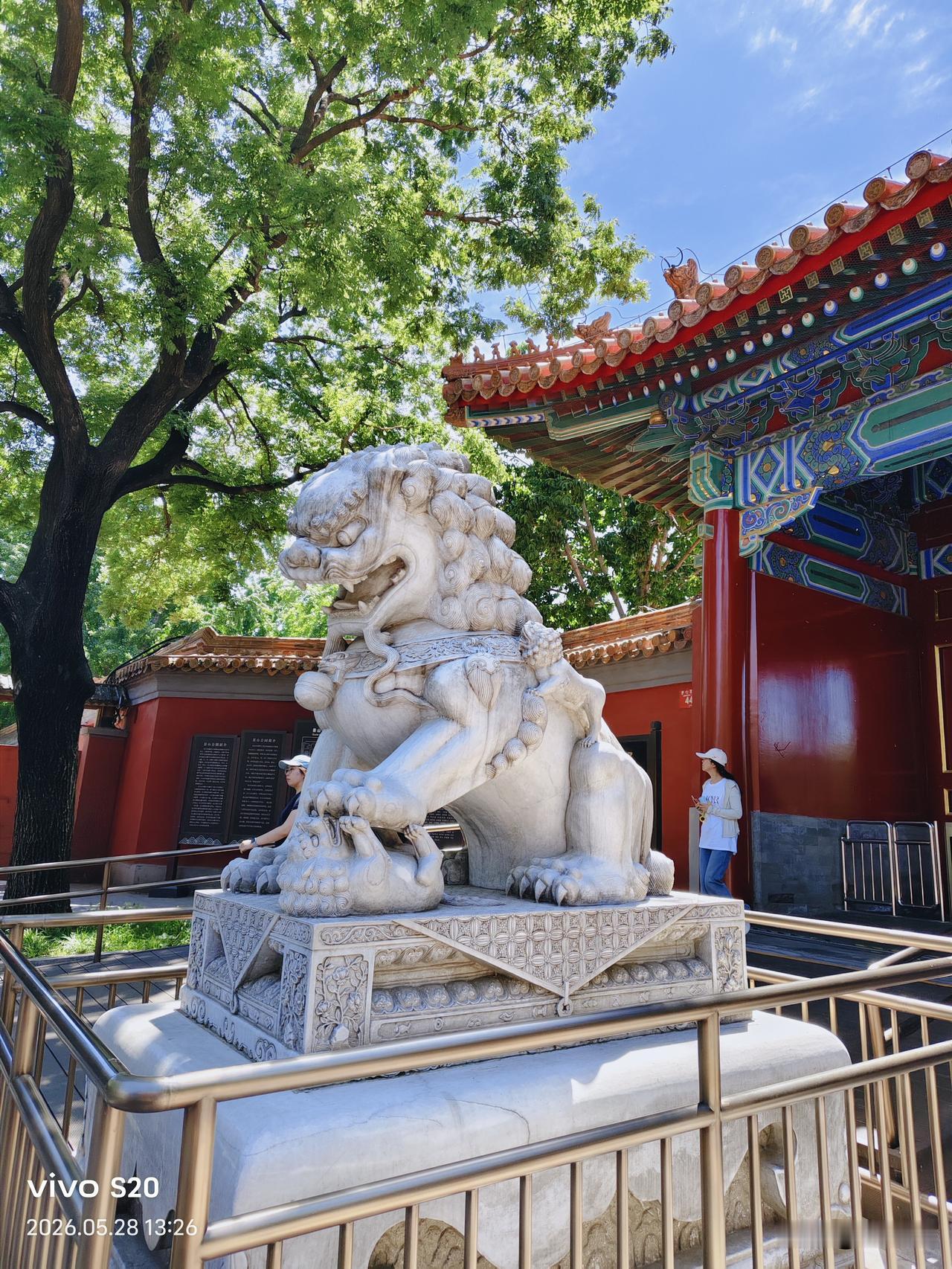 景山公园有五个门，东门、西门、南门、北门，还有个东北门。昨天我就是从景山公园东门