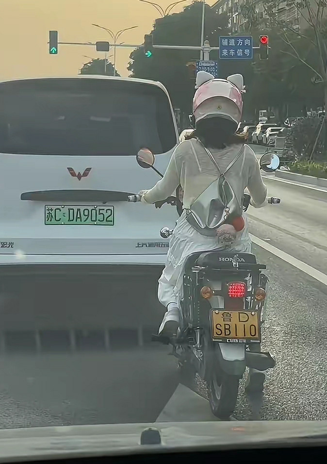 小姐姐胆子很大啊，挂这个牌还敢上路