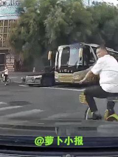 冲动不对，但是……8月11日17时11分许，沈阳市铁西区发生一起车辆（故意）撞