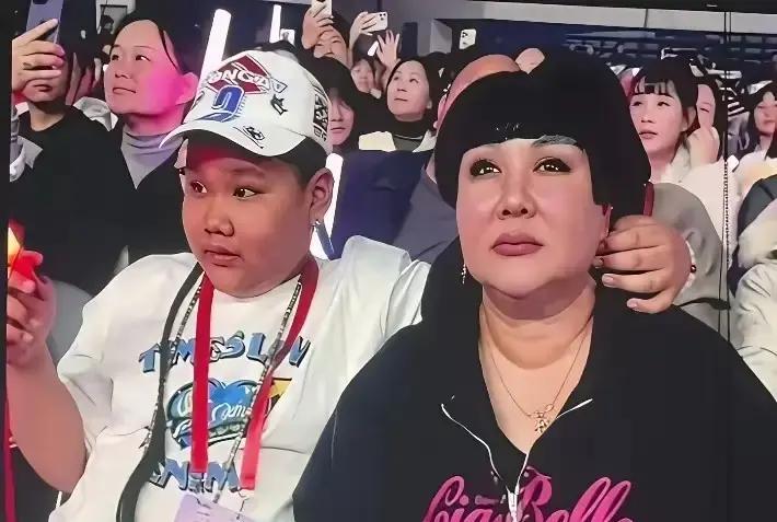 郭德纲小儿子郭汾瑒才十岁，已经跟着爸妈上台唱太平歌词，嗓音清亮，台下观众齐声鼓掌