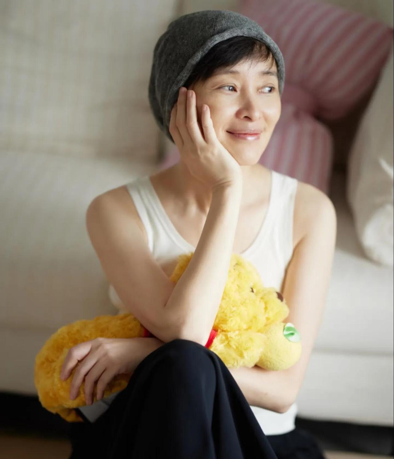 她确实是50多岁女明星里最有气质的一个，别人都是很注重形象，要么浓妆艳抹的，要么