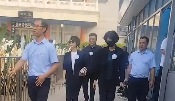 敬一丹追悼会现场，两张照片让人一时间有些恍惚。 9月17日，八宝山殡仪馆东礼