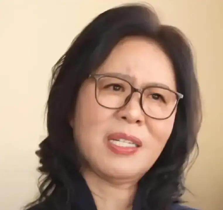 看到郎平那张“身体损耗清单”，手里茶杯差点没拿稳。26岁髌骨磨没，医生直言