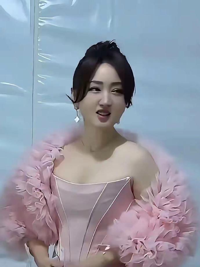 三十年前，杨钰莹便是我心中最美的华人女星，容颜精致无可挑剔，嗓音清甜醉人。她沉寂