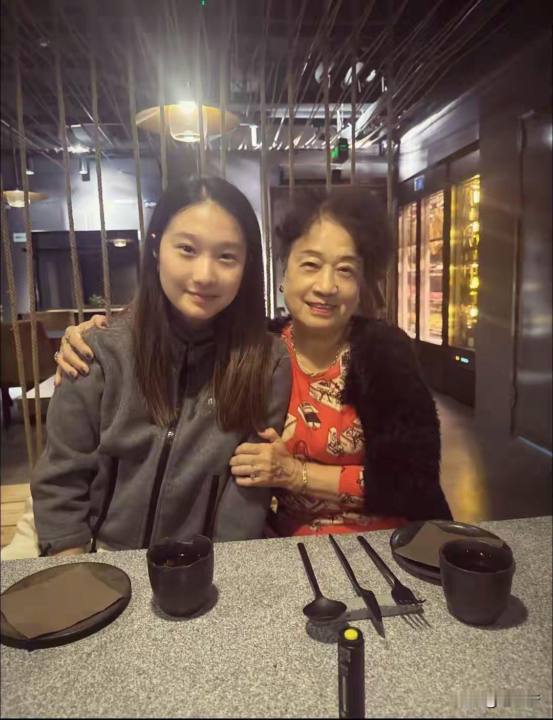 马伊琍女儿文君竹解锁新年红发，素颜出镜挽袖给姥姥包饺子