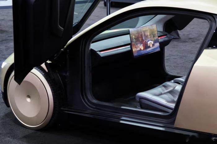 🚨🇺🇸特斯拉首款Cybercab刚刚从奥斯汀生产线下线。没有方向盘。没有