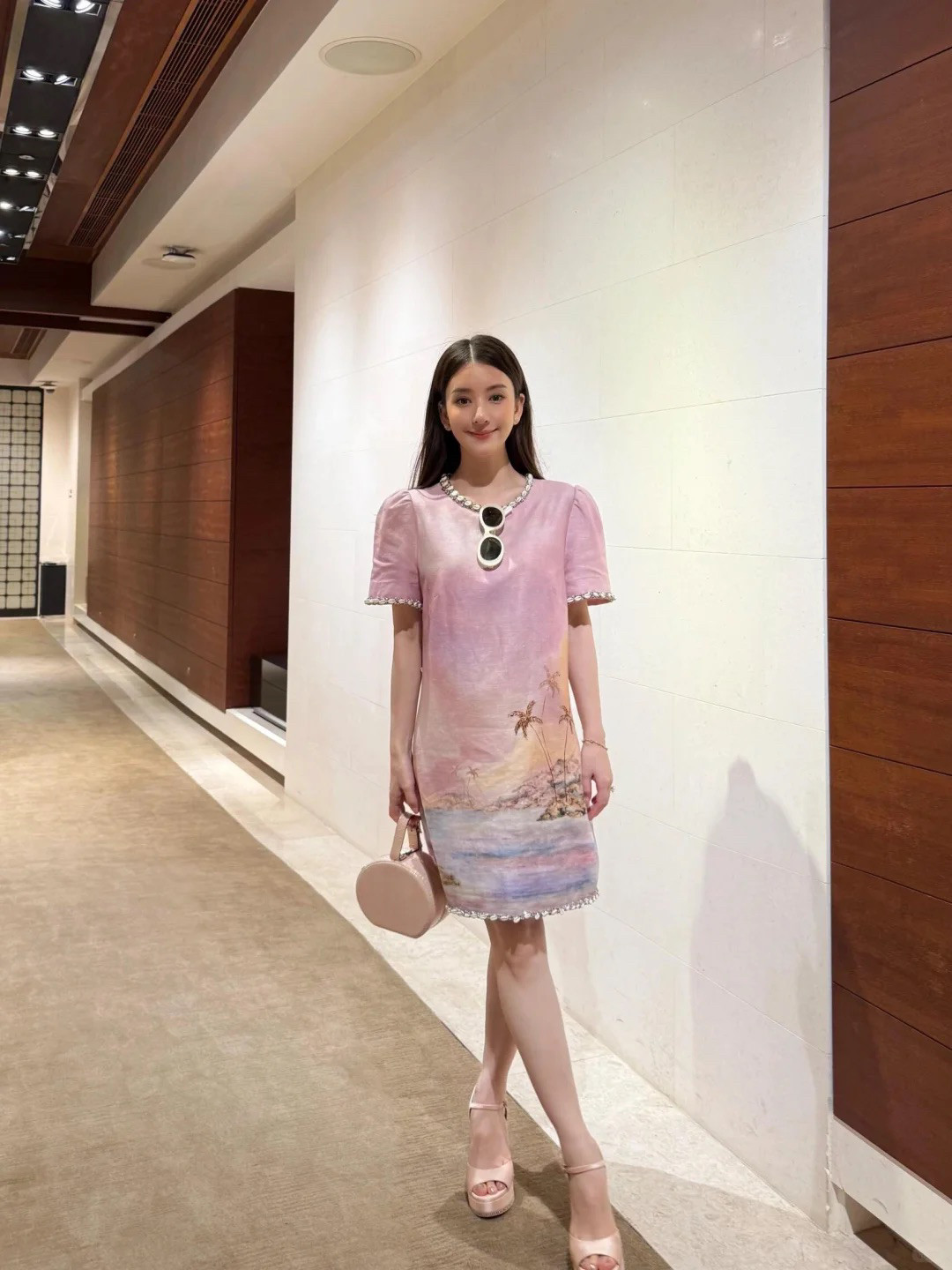方媛简直逆生长，这一身好漂亮！果然被爱滋养的女人，幸福感一眼就看出来了！这次方媛穿了一条粉色的连衣裙