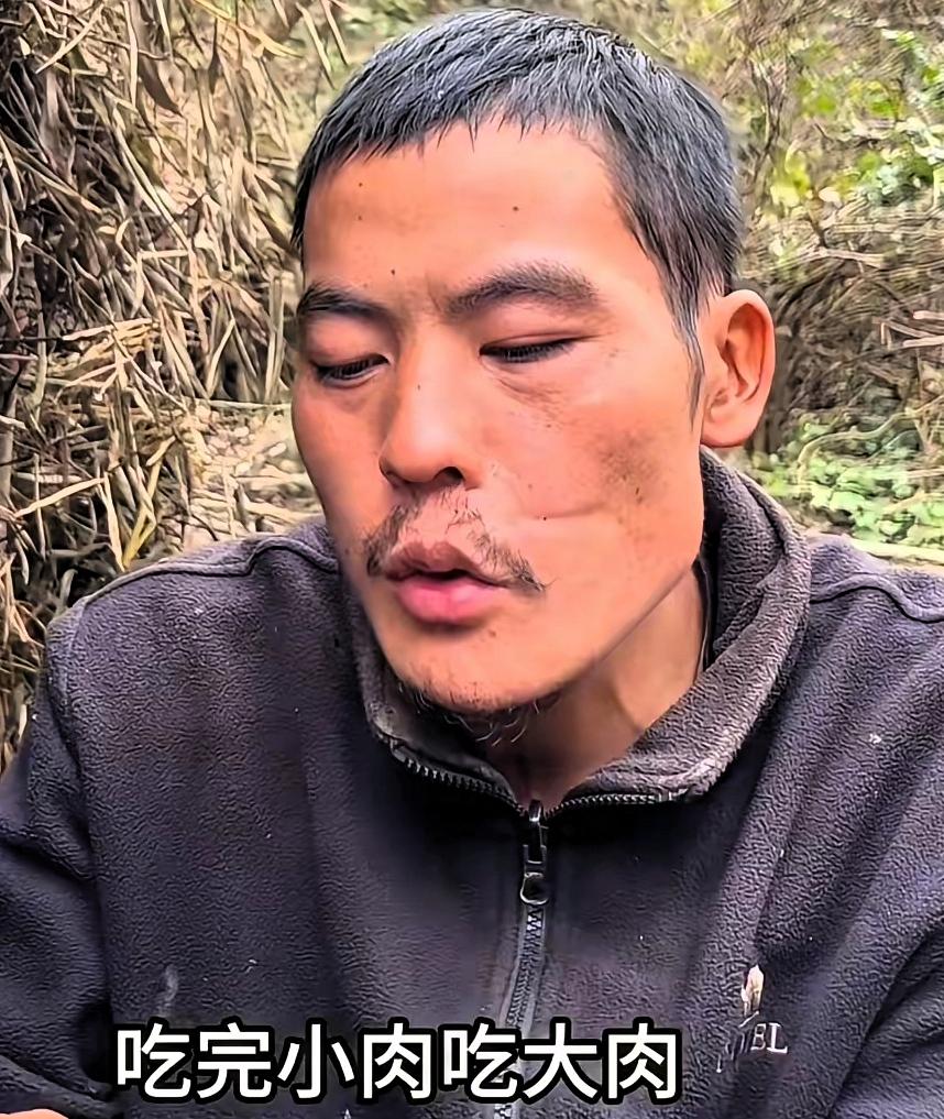 刀疤哥“估计能得冠军”！他才是荒野求生的“天花板”！37天荒野生存，别人饿到