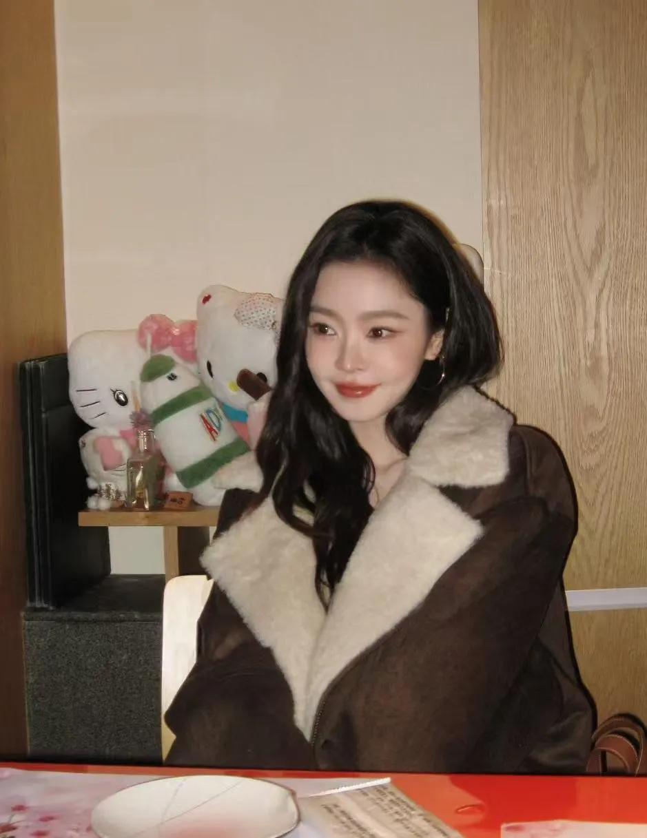 宋轶这波穿搭，把冬日氛围感焊在身上了❄️棕色皮毛一体外套+格纹半裙，保暖又