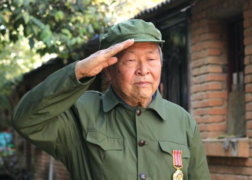 志愿军第60军180师在第五次战役中陷入美军包围，导致5千余名官兵被俘，然而让人