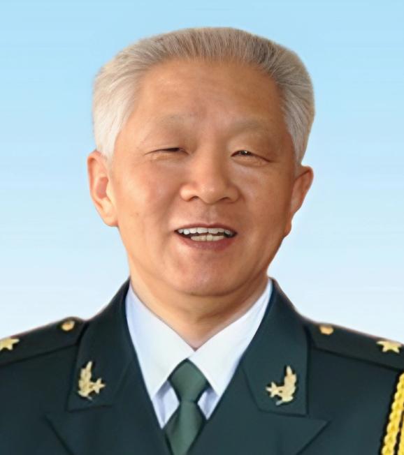 1981年，华国锋退下来之后，组织上专门派人找了他的秘书曹万贵，桌上摆着好几份调