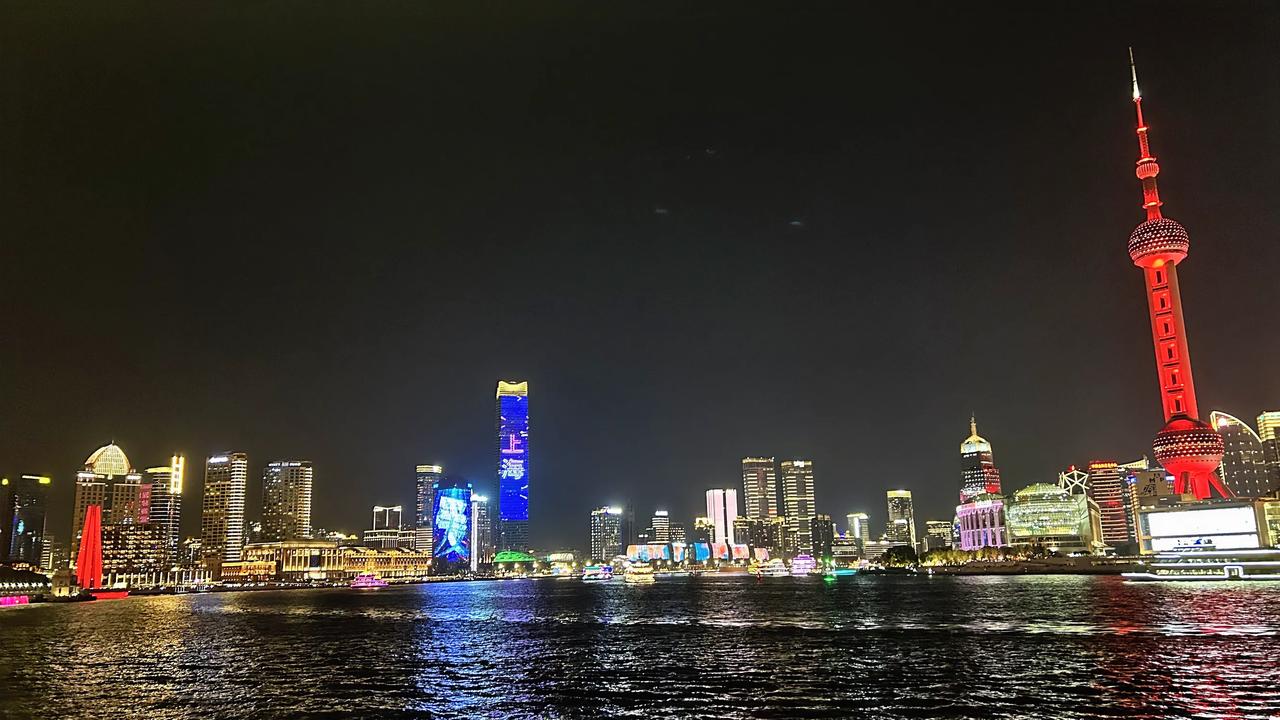 同为黄浦江畔，今昔对比，上海的发展变化巨大，确实不可同日而语也！