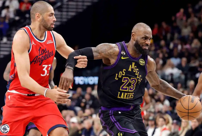 我一直觉得老詹降薪续约湖人的概率是最大的首先很多人带节奏说老詹离队下个赛季就有