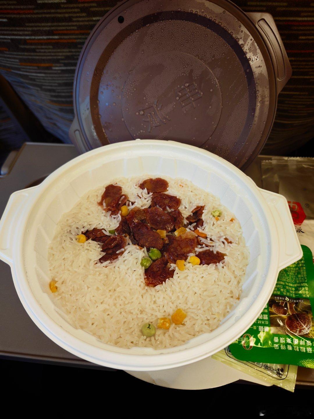 唉中午没吃饭本来不想在高铁上吃饭饿的不行了吃碗腊味饭40大洋