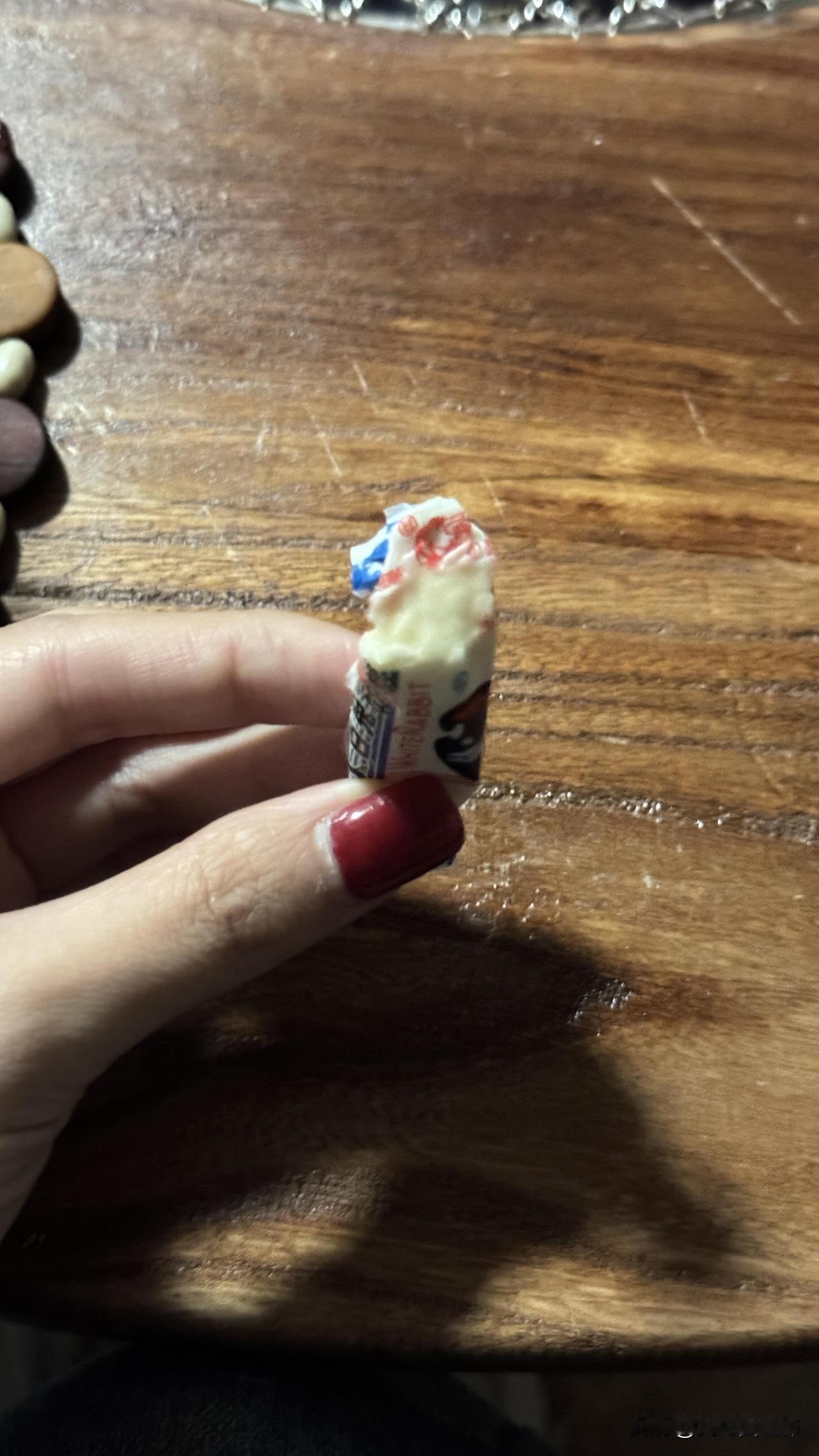 六个月不到的小朋友误吃了大白兔奶糖怎么办她爷爷抱着她，我寻思着让她拿着玩，看见