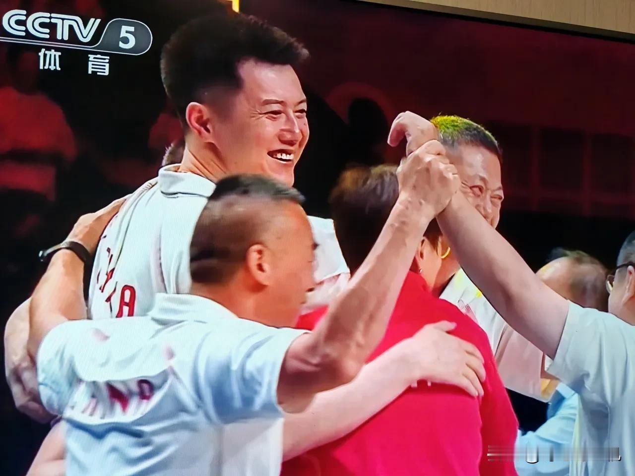 中国女排3-2美国女排！这比赛真是太好看了，不只是中国女排姑娘们打得好，而是这场