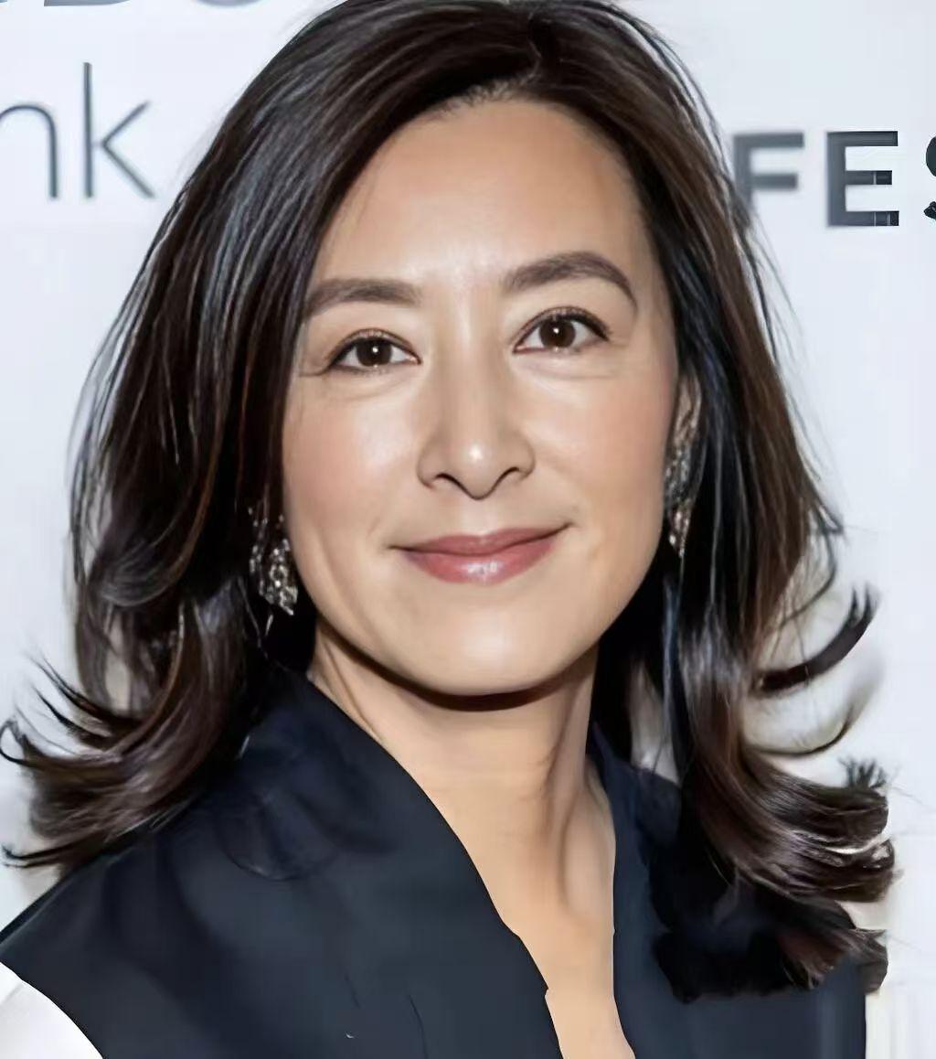 蔡崇信妻子吴明华，长相温婉贵气，名门之后，大家闺秀，今年60周岁了，一点都不显老