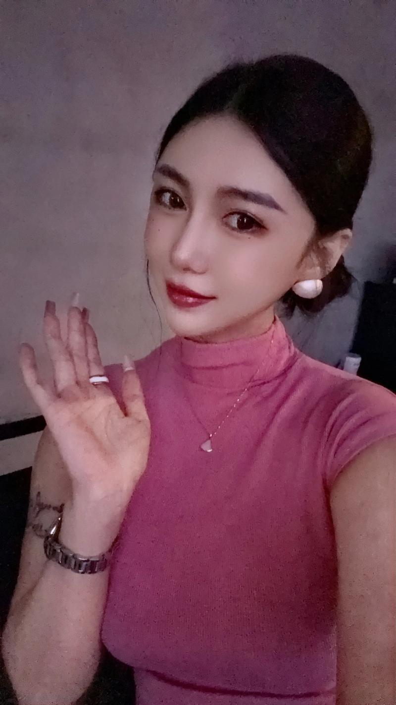 一个笑话：老公问老婆，说你的几个闺蜜都30多岁了，怎么还不结婚？老婆说自己告诉闺