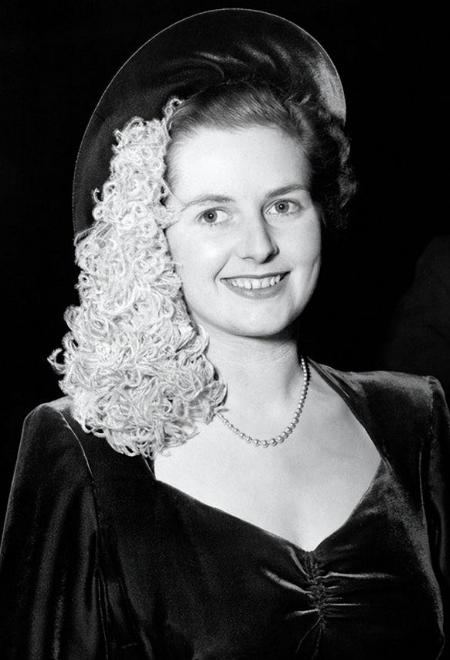 撒切尔夫人曾这样评价戴安娜王妃，“脑袋空空的，衣服架子还有这么多粉丝。” 1