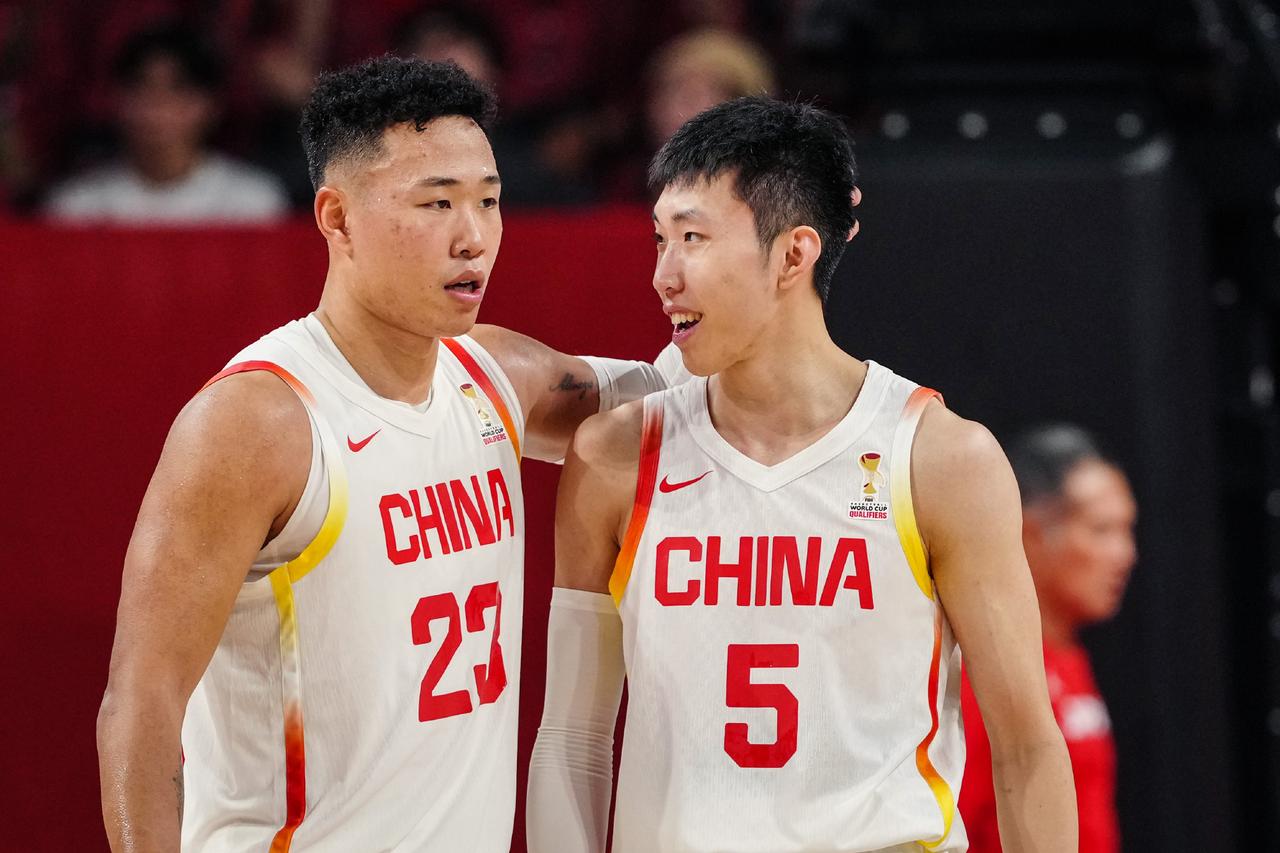 中国男篮球星贺希宁终于不拉跨了！在今天中国男篮对阵喀麦隆男篮的比赛中，目前第三节