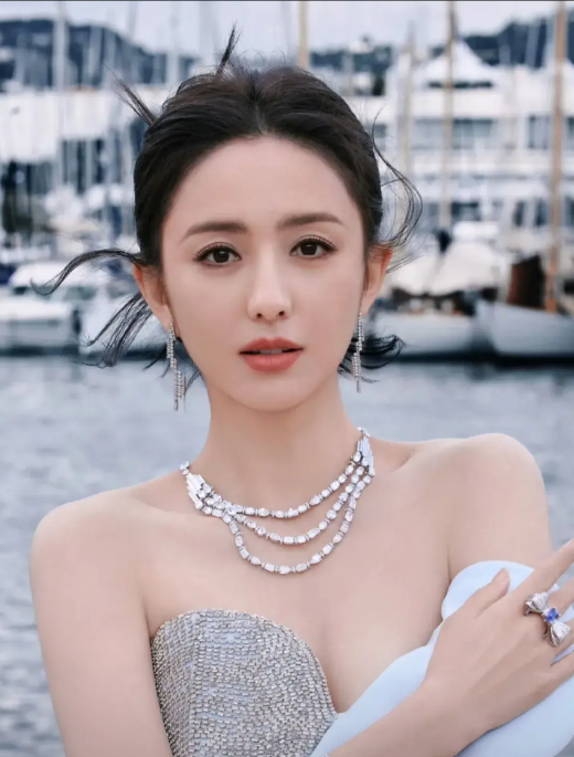 41岁的佟丽娅告诉我们，就算离婚又怎样，照样让陈思诚来家里，要让他经常回来陪
