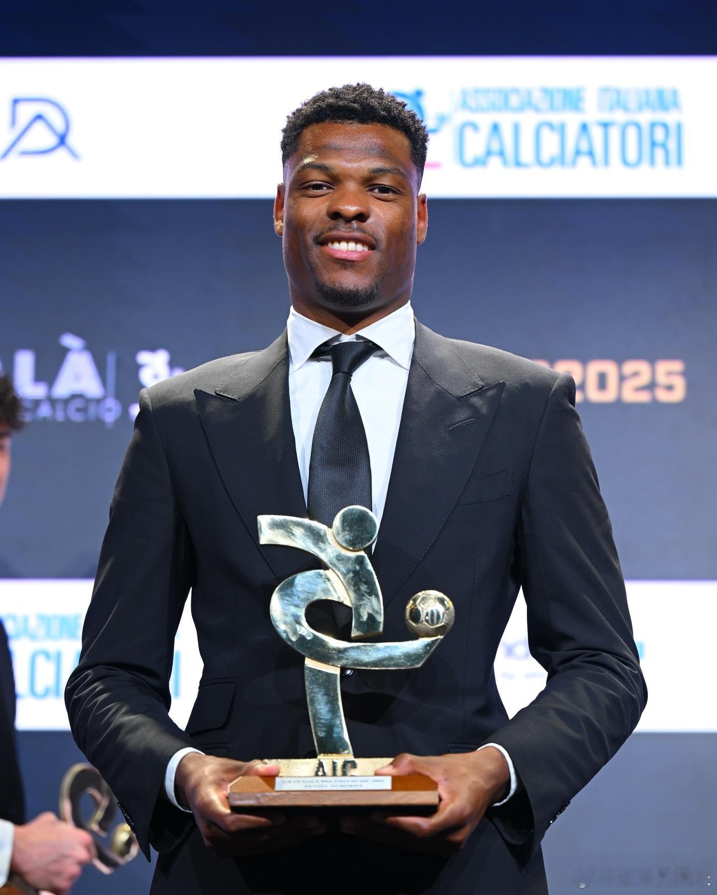 邓弗里斯：“我爱上了国际米兰，这是一种无需隐藏的感情，她已经成为我的一部分。但与