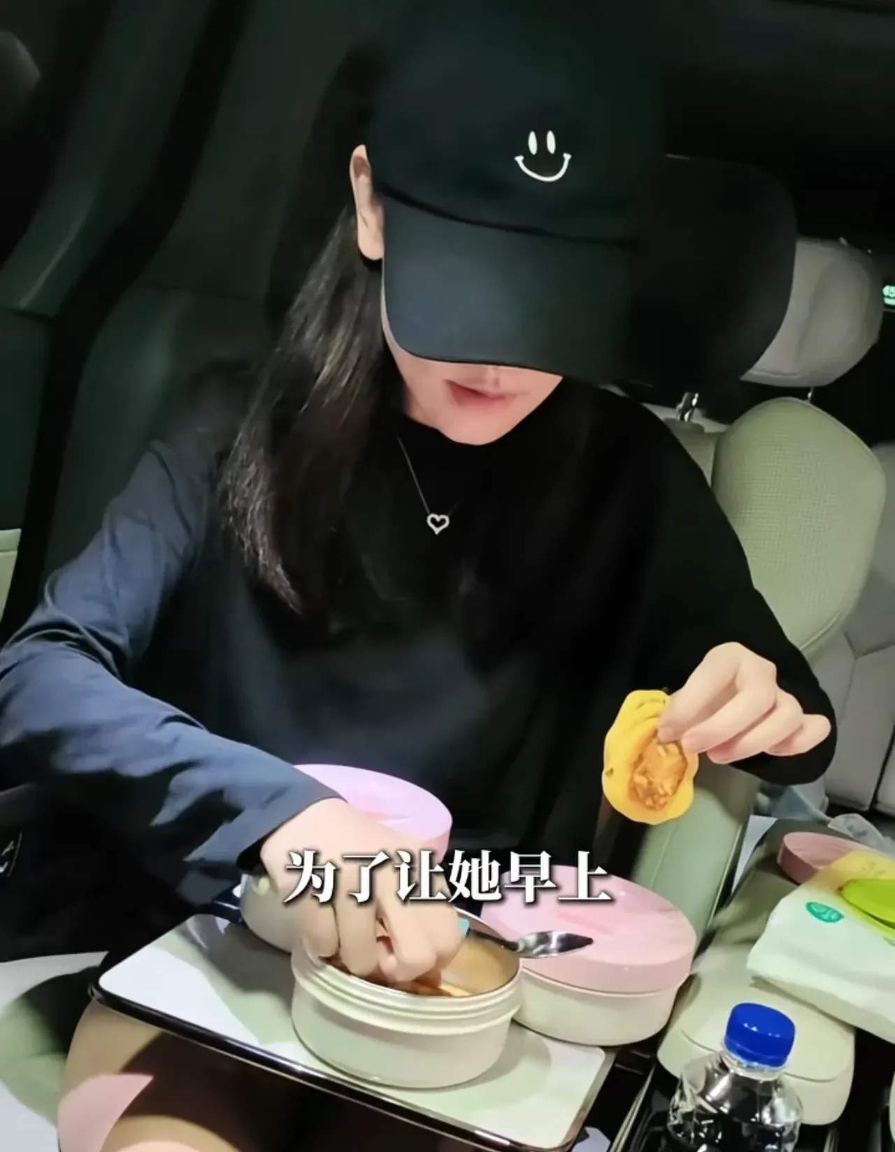 争议刷屏！孙骁骁车上喂三岁女儿上学，网友吵翻了孙骁骁送女儿上学的视频一出来，立马引来一大堆争议。为了