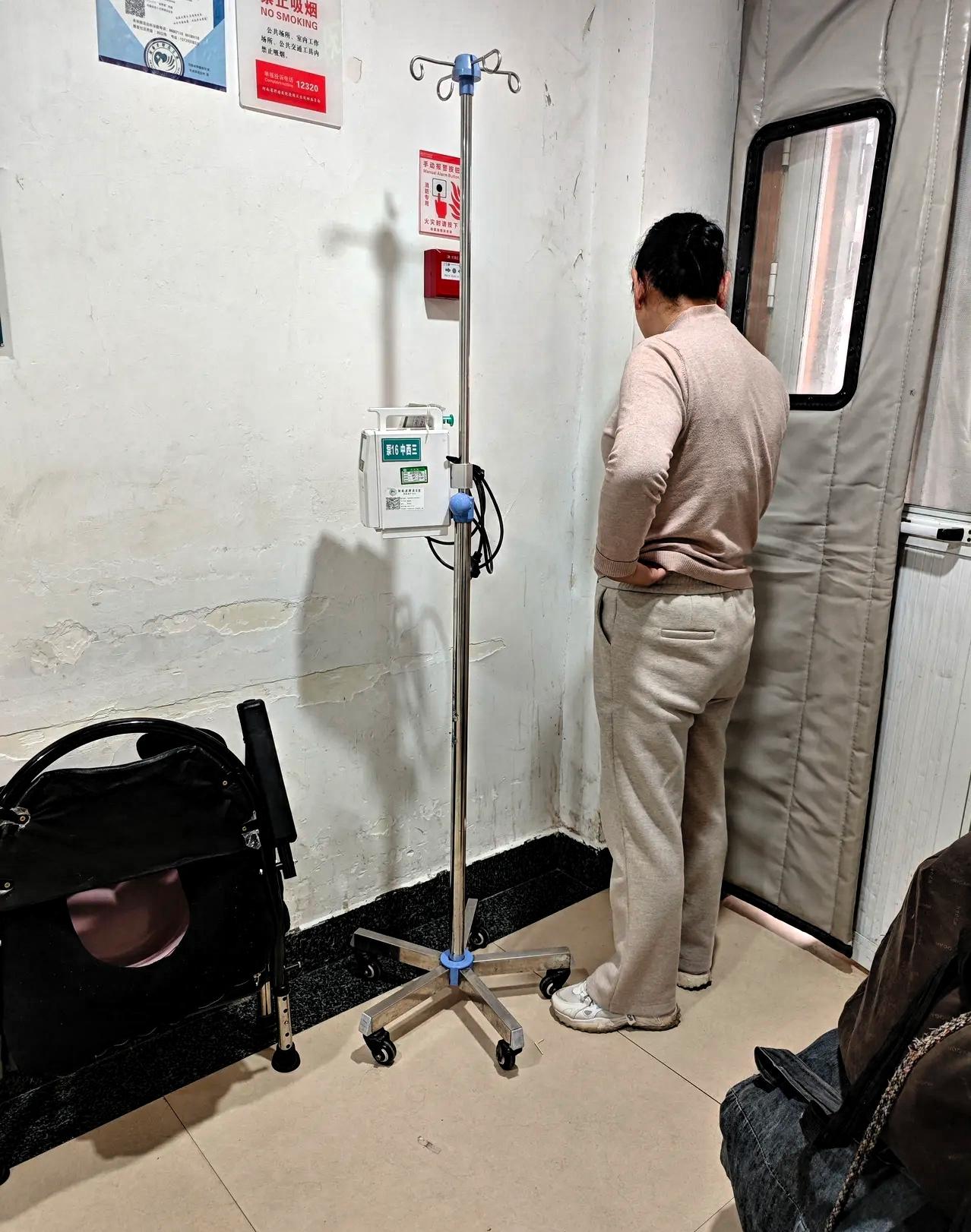 一年轻女子躲在医院无人角落里放声大哭，原来是因为她给父亲倒的水有点热，患肺腺