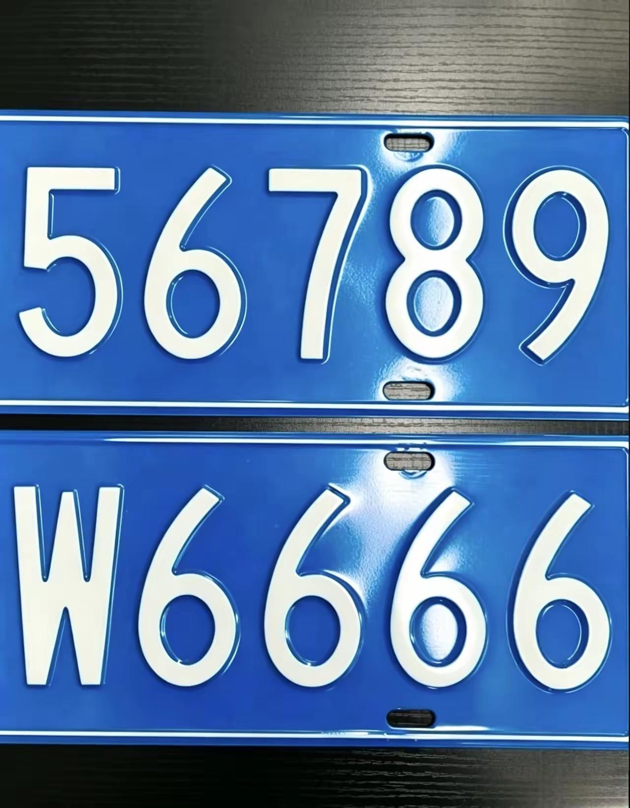 两个车牌放在一起，一个数字一个字母。很纠结，选哪个车牌呢？车车牌号[作揖][玫