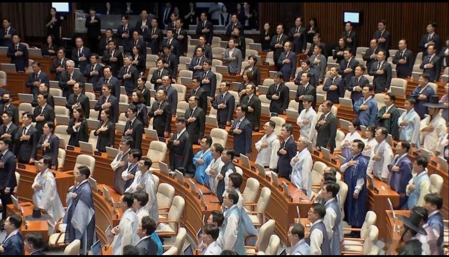 韩国国会开幕，共同民主党集体穿韩服出席，庆祝民主转危为安。国民力量党则集体带丧出