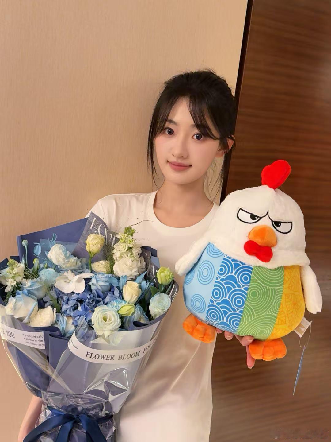 杨雨潼的辩论反差感绝了，星辰大海辩论赛上，企鹅高雅人士辩论版表情包配辩词，萌得让