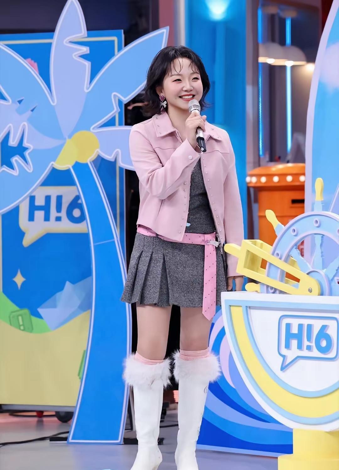 她宣布改名那天。朋友圈炸了。所有人都叫她辣目洋子。那个脸圆圆、在综艺里豁出