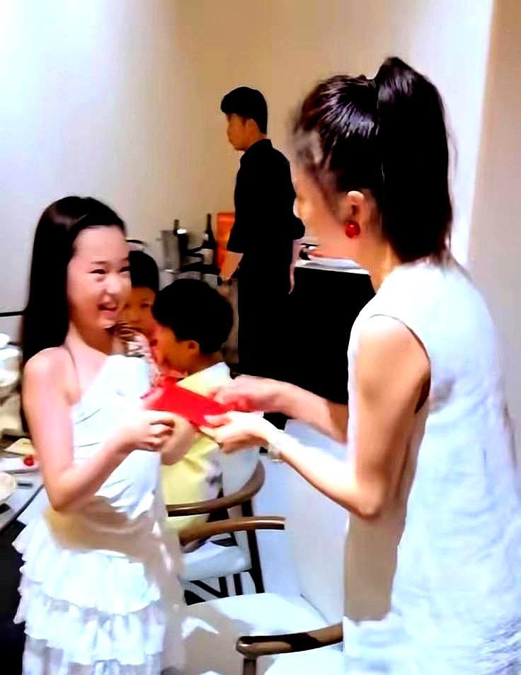 你见过娱乐圈最狠的闺蜜吗？不是一起走红毯，而是直接抵押房子给你救急。董璇最