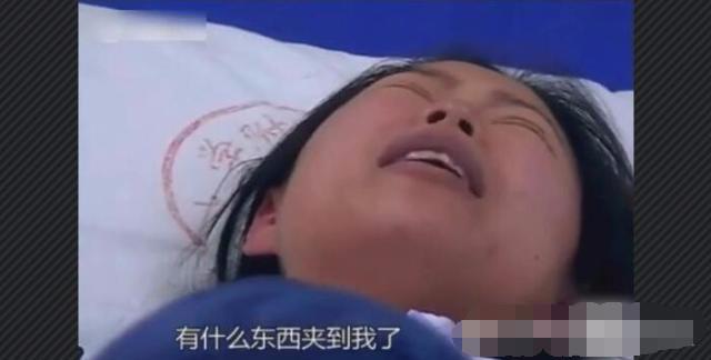 产妇坚持顺产, 突然说: 有东西夹到我了, 医生赶紧安抚