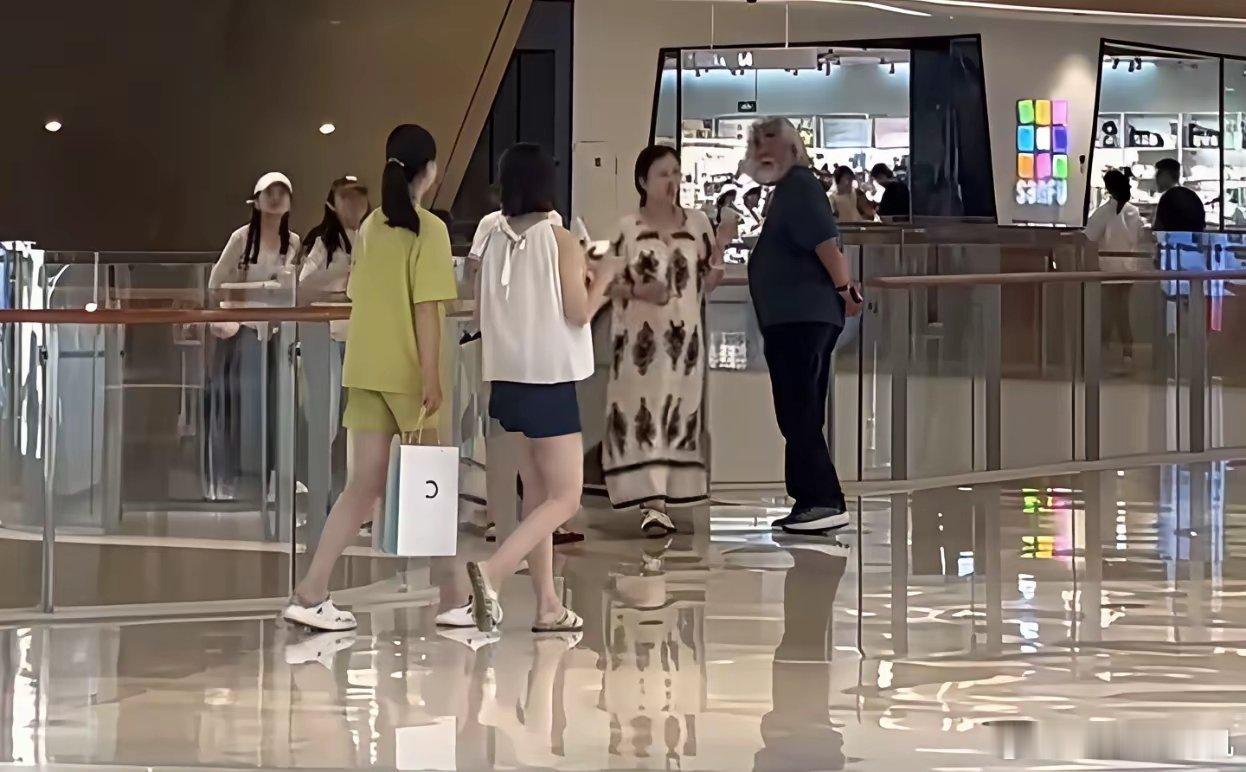 张纪中夫妇在等飞机的时候，以为会有很多粉丝和他合影。结果过了很长时间，一个和他合