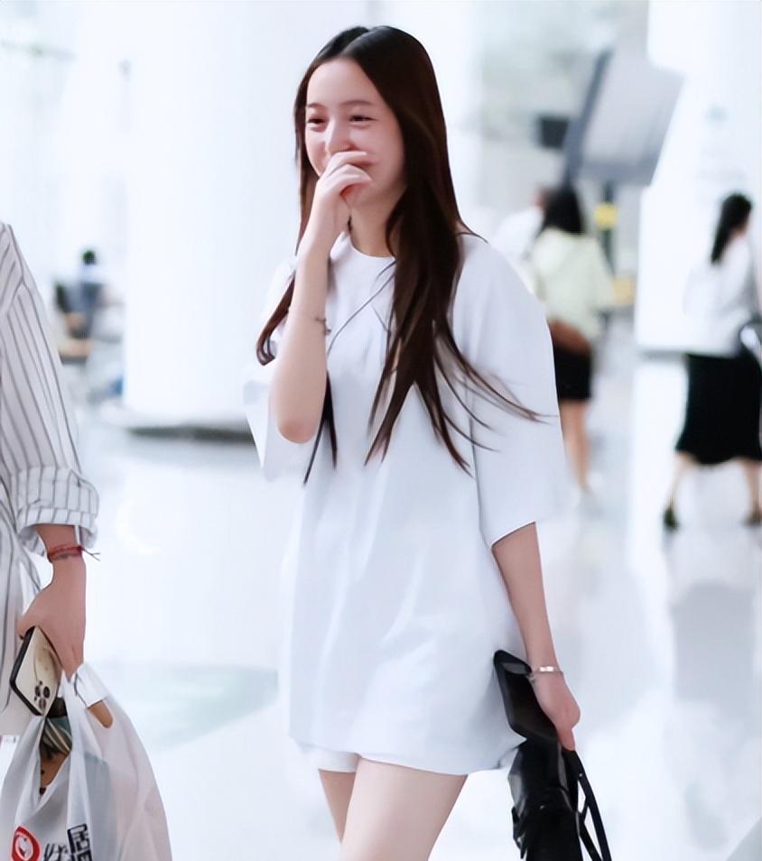 16岁赵薇女儿近况曝光引热议，穿搭气质变太多，跟王菲女儿走的路子完全不一样​