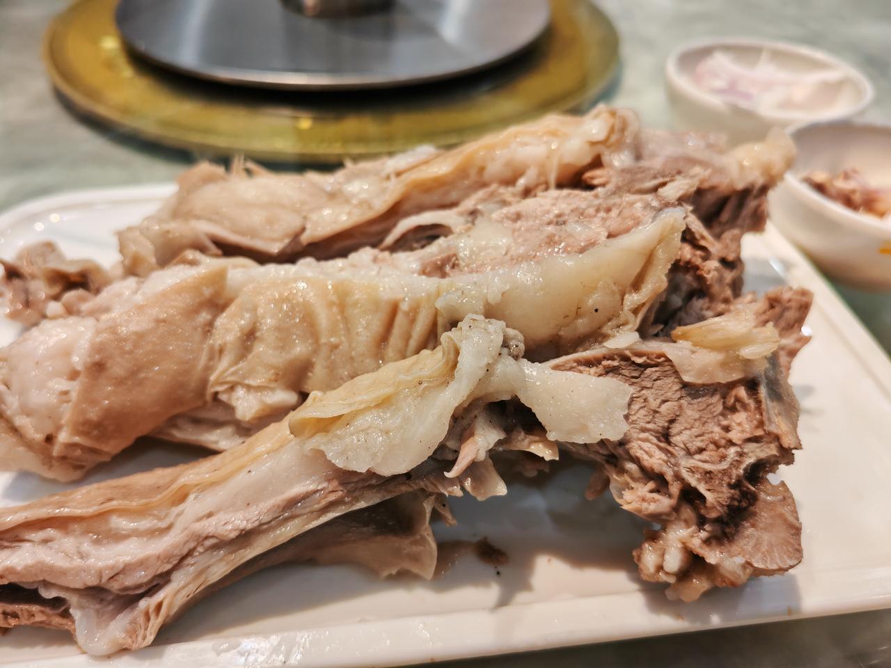 作为一个定居石家庄的兰州人，回兰州的第一件事，一定是满足味蕾，直奔胖妈妈手抓总店