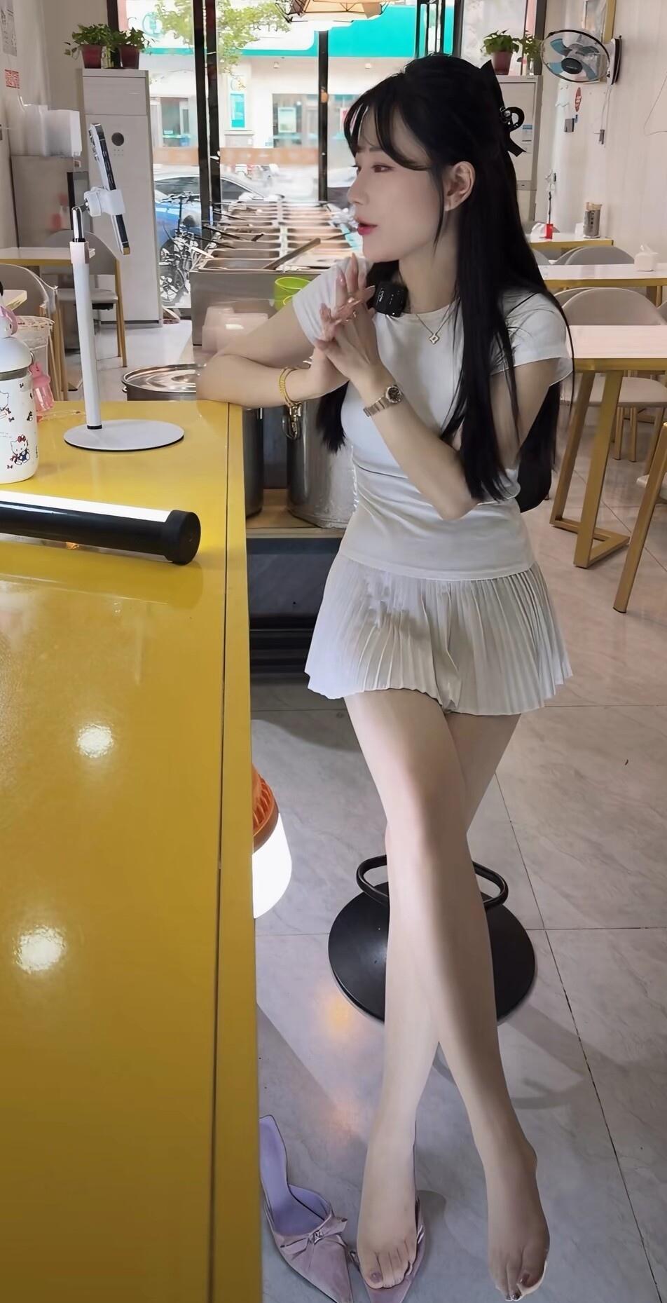 元气少女在咖啡馆的甜蜜时光💕