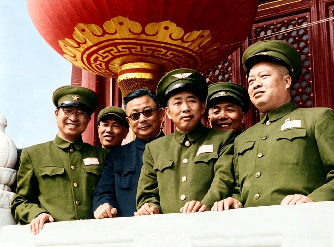 1950年代，天安门城楼上，六位将军合影。那时还没有授衔，看不出他们的职务