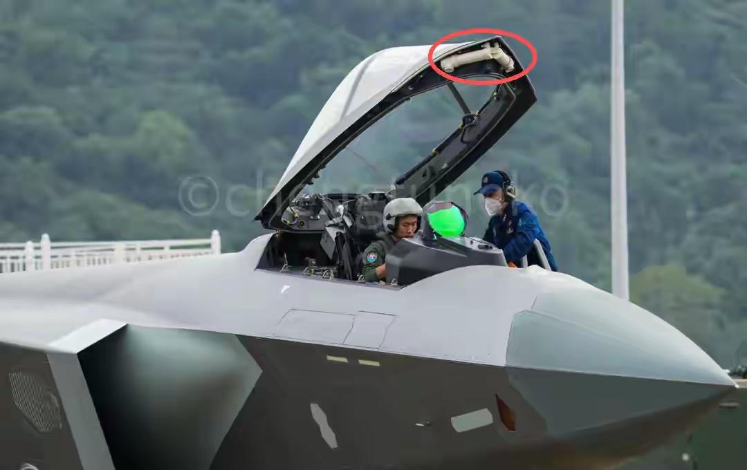 首次公开！歼-20弹射画面太震撼，座舱盖“花纹”竟是炸药，中方藏得真深最近